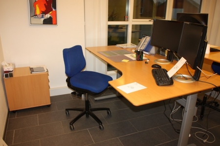 El-hæve sænke skivebord, bøg, Linak teknik, bredde ca. 200 x dybde ca. 85/110 cm + kontorstol + skuffesektion