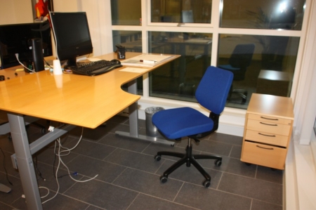 El-hæve sænke skrivebord, bøg, Linak teknik, bredde ca. 200 cm x dybde ca. 85/110 cm + kontorstol + skuffesektion + stor grøn plante i krukke (stand ukendt)