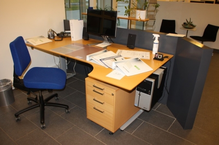 El-hæve sænke skrivebord, bøg, Linak teknik, ca. 200 x 85/110 cm + kontorstol + skuffesektion