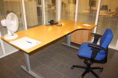 El-hæve sænke skrivebord, bøg, Linak system, bredde ca. 200 x dybde ca. 85/110 cm + kontorstol + skuffesektion + bordventilator + stor grøn plante i krukke (stand ukendt) + billede i glas / træ, ca. 79 x 92 cm