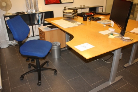 El-hæve sænke skrivebord, Linak teknik, bøg, ca. 200 x 85/110 cm + kontorstol + skuffesektion
