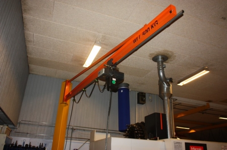 Pillar jib crane with electric hoist, SWF 500 kg. 2 speed up / down. Reach approx. 4 meters. Hook Height approx. 2.5 m + Magnetic lifting yoke