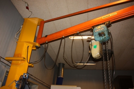 Pillar jib crane with electric hoist, Demag, 1000 kg. 1974. 2 speed up / down. Reach approx. 4 meters. Hook Height approx. 2.5 m + Magnetic lifting yoke, model PLM, 100 kg + air hose winding device