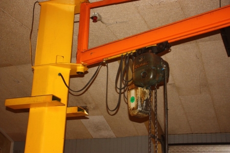 Pillar jib crane with electric hoist, Demag, 1000 kg. 1974. 2 speed up / down. Reach approx. 4 meters. Hook Height approx. 2 m + Magnetic lifting yoke, model Powertex, 200 kg