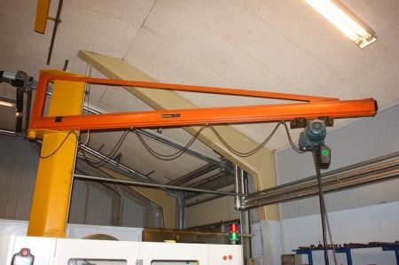Pillar jib crane, 1000 kg, with electric hoist, Demag 500 kg. 2 speed up / down. Reach approx. 4 meters. Hook Height approx. 2 m
