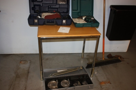 Table with electric belt sander, AEG HBS 1000E, unused + electric impact wrench, Makita TW 0350 + manual pipe bender, Ridgid