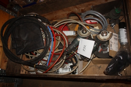 Pallet with miscellaneous, including 2 grinders, 125 mm, Metabo + welding cable welding handles + air hoses + gauges + grinding wheels + cutting discs + mallet + welding gloves, etc. Pallet not included