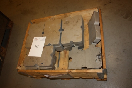 Pallet with cut-offs, stainless. Pallet not included
