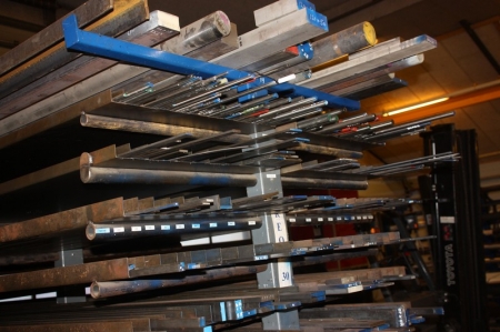 Double-sided cantilever racking with welded trays, 14 shelves, length 6 meters containing mild steel, including rods, flat bars, pipes, 4-edge profiles, 6-edge bars + metal goods in front of cantilever racking