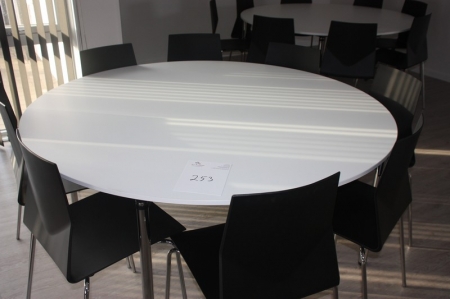 Rundt bord, Randers & Radius, ø160 cm. Plade: hvid laminat. Chromstel + 8 stole, Four Design, Strand & Hvass + stor grøn plante i krukke, stand ukendt