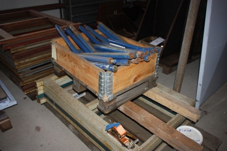 4 pallets iron frames, rolls, square profiles, clamping surfaces. Pallet not included