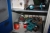 Værktøjsrullebord med skruestik og indhold, bl.a. aku-boremaskine, Makita, ø13 mm, 6337D + Aku slagnøgle, Makita + 2 batterier + lader + diverse håndværktøj med mere