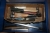 Værktøjsrullebord med skruestik og indhold, bl.a. aku-boremaskine, Makita, ø13 mm, 6337D + Aku slagnøgle, Makita + 2 batterier + lader + diverse håndværktøj med mere