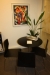 Cafebord, sortmalet, chromstel, ø 80 cm + 3 stole, Four Design, Strand & Hvass + stor grøn plante i krukke (stand ukendt) + billede i glas/alu ramme, ca. 71 x 85 cm