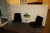 Cafebord, hvid laminat, chromstel, ø 45 cm + 2 stole, sort bolster, chromstel + dekoration i glasskål + tidsskrift/brochurestander