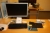 Dockingstation, Lenovo + fladskærm, Philips Brilliance 240 BW + tastatur og mus + el-hæve sænke skrivebord, bøg, Linak teknik, ca. 200 x 85/110 cm + kontorstol + skuffesektion