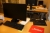 El-hæve sænke skrivebord, bøg, Linak teknik, ca. 200 x 85/110 cm + kontorstol + skuffesektion + fladskærm, Asus HDMI VE248 + tastatur + mus + dockingstation, Lenovo