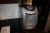 Vægreol med 3 hylder med indhold: kopper + drikkeglas + mikroovn/grill, OBH Nordica + koldtvandsautomat, Waterpoint + mikroovn, Sharp 210 A + 6 termokander med videre