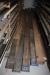 Dobbeltsidet grenreol, længde 6 meter, 14 hylder med indhold: aluminium, rustfri, stål, drejeplast med videre + gods på gulv indtil katalog nr. 185
