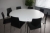 Rundt bord, Randers & Radius, ø160 cm. Plade: hvid laminat. Chromstel + 8 stole, Four Design, Strand & Hvass + stor grøn plante i krukke, stand ukendt