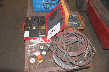 Lot torch equipment + oxygen / acetlylene hoses + pressure gauges, etc.
