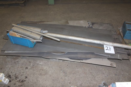 Pallet with stainless steel heat resistant plate + various cuttings + pipe + welding electrodes, etc.