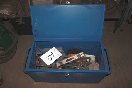 Værktøjskasse med indhold af diverse håndværktøj med videre