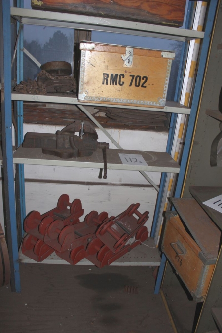 1 span steel rack with content: vice + hoist + console iron, etc.