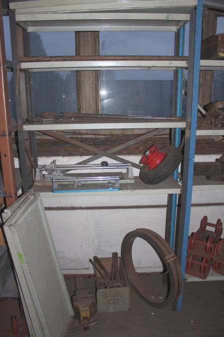 1 span steel rack with content. Tile Cutter + bolt cutters + vice + 5 extra shelves. Steel in the window included.