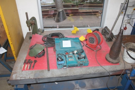 Content on the welding surface: Makita, screw gun with battery + charger + miscellaneous