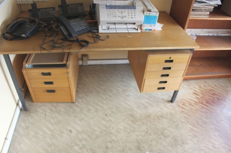 Alt i rum minus faste installationer. Spisebord med 4 stole + reoler + skrivebord. (Lamper medfølger ikke)