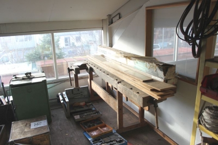 Wood joiner's bench + approx. 2 packages of parquet