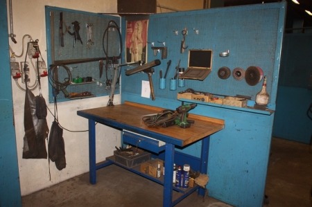 Work Bench, c. 150 x 75 cm, drawer + tool panel with content + støjdæmpningsvæg (to be cut free) + content on the inside of noise-restricting wall as depicted
