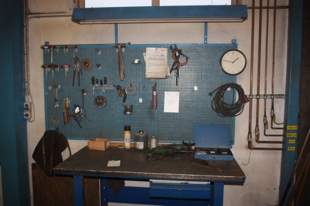 Arbejdsbord, ca. 150 x 75 cm + værktøjstavle med lampe + el-boremaskine + diverse værktøj