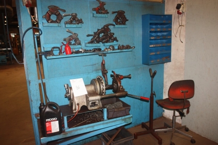 Gevindskæremaskine, Ridgid 300 + diverse værktøj for skæremaskine på væg. Væg medfølger (skal skæres fri) med indhold på en side inklusiv boltreol med indhold + rørrullebuk med videre
