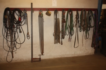Rail containing various lifting chains, lifting straps, cables, welding cables + clamp, 2500 kg, 0-24 mm + clamp, 500 kg, 0-25 mm + 2 x clamp 1250 kg, 0-50 mm