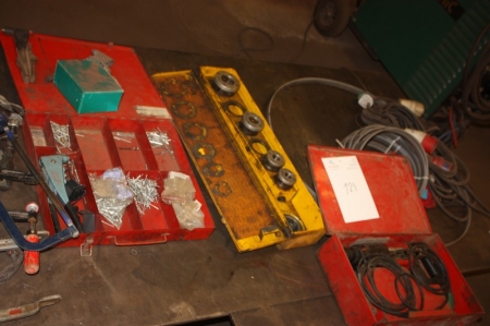 Indhold på jernplade: el-boremaskine, Red Head + elkabel + rørgevindskærer + popnittetænger + skruetvinger + metalbåndsavklinger