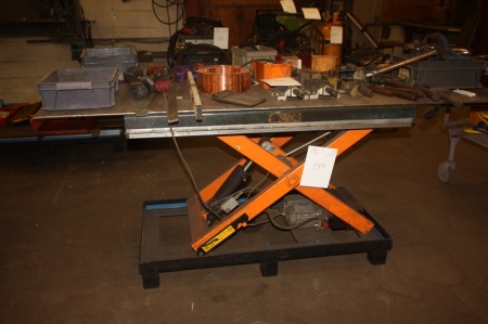 Sakseløftebord med påmonteret jernplade, Translyft, type TL 1000B, 1000 kg. Årgang 2006