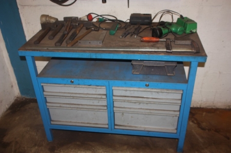 Arbejdsbord med 2 skuffesektioner + værktøjstavle + diverse håndværktøj + aku-boremaskine med batteri og lader med videre