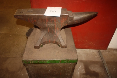 Anvil on stub, length from the back edge horn: approx. 830 mm, width approx. 140 mm