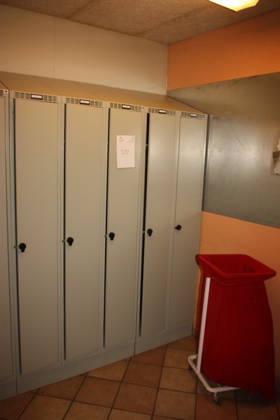 1 x 2-compartment locker + 1 x 3-compartment locker, Blika + waste trolley bag