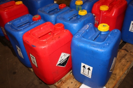 60 liter maskinmaling på fortynderbasis, lufttørrende, Kolding Maling. 20 liter rød, ral 3020 + 40 liter blå, ral 5010 + 40 liter grunder, blå/grøn, M-nummer M2025, Burcharts