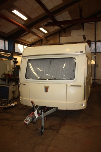 Caravan, Tabbert Comtesse. SP2777. Year 2002. License plate not included. Alko chassis. Reich Mover control + battery and charger. Awning, Isabella Penta Gold with entrance awning (steel rods, new zippers and sliders). Good tires. 2 single beds. Round sea