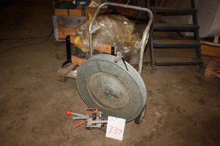 Strapping tool and strapping trolley