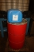 Miljørist på hjul + stativ for palletank + palletank med indhold + olietønder, anbrudt, mærket ROCOL + dunk mærket korrosionsbeskyttelsesolie Resilan M7, 18 kg, anbrudt