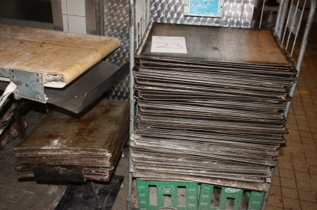Approx. 280 baking trays of which many are perforated