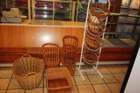 Basket stand including 4 baskets + various baskets on the floor