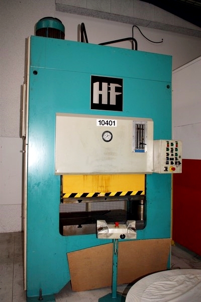 Hydraulisk presser, HF (Hydroform) OPK 200. Maskinnr. 1033-3-85. 200 ton. Slaglængde: 250 mm. Bord: 1000x600 mm. Pressehastighed: 25-17 mm/sek. Total højde ca. 3000 mm. Total bredde ca. 1800 mm. Vægt: ca. 8000 kg.