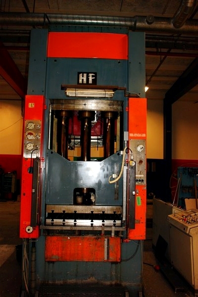 Hydraulic press, 3-posts (102). HF (Hydroform), type 200-100 - 50 Max thrust pressure: 258 mP.  Max. Working pressure: 350 Kp/cm2. Not approved for manual operation. Light curtain