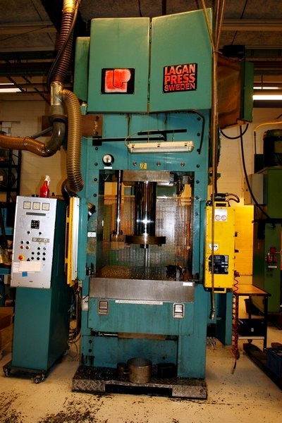 Hydraulic press (771). Lagan Press, 150 tons. Ref No. 1424. Stroke: 500 mm. Table: 1000x1000 mm. Light curtain type 150 FMC, SN: 660